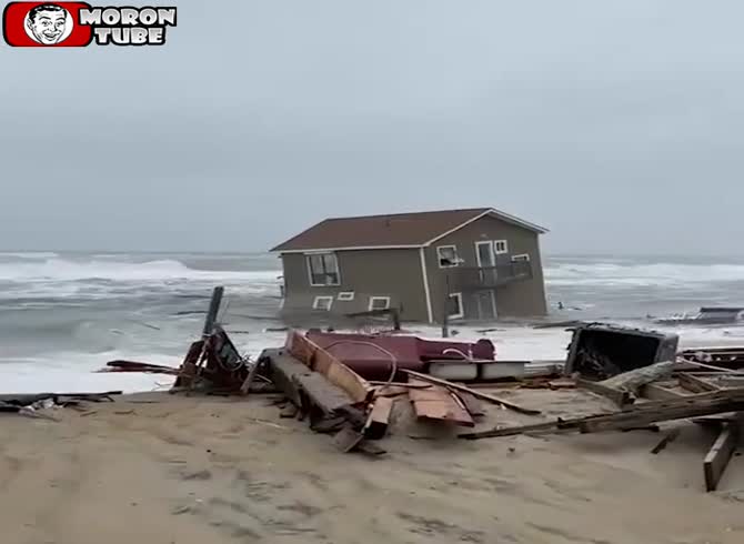 Video :$300,000 house collapses and sinks into the sea